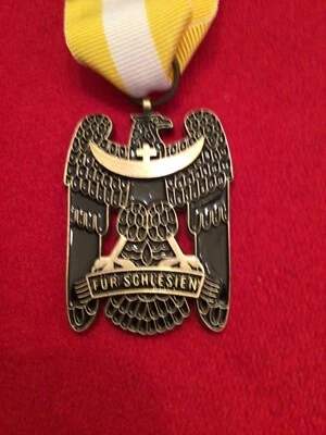 SCHLESISCHER ADLER ZWEITE KLASSE - DEUTSCHES FREIKORPS OBERLAND MEDAILLE MIT BAND - Bild 1 von 3