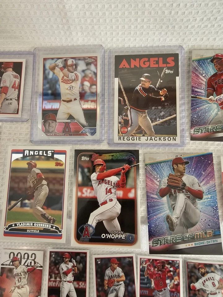 Lote de 22 Angelinos Béisbol con Mike Trout Día Inaugural Foto 3 de 4