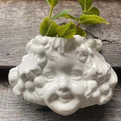 Vintage kleine weiße Kunstkeramik Mädchen dekorative Wandtasche Blumengesteck sehr guter Zustand