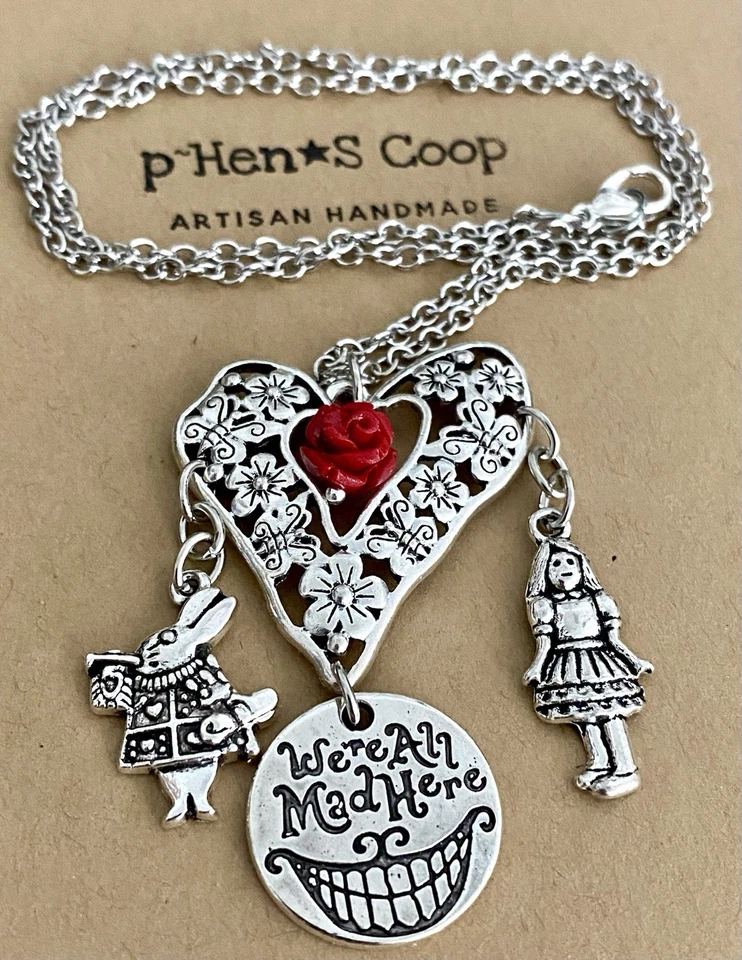 Collar Corazón Alicia con Conejo "Todos estamos Locos Aquí" Rosa Roja 18" Artesanal EE. UU. 1621 Foto 2 de 3