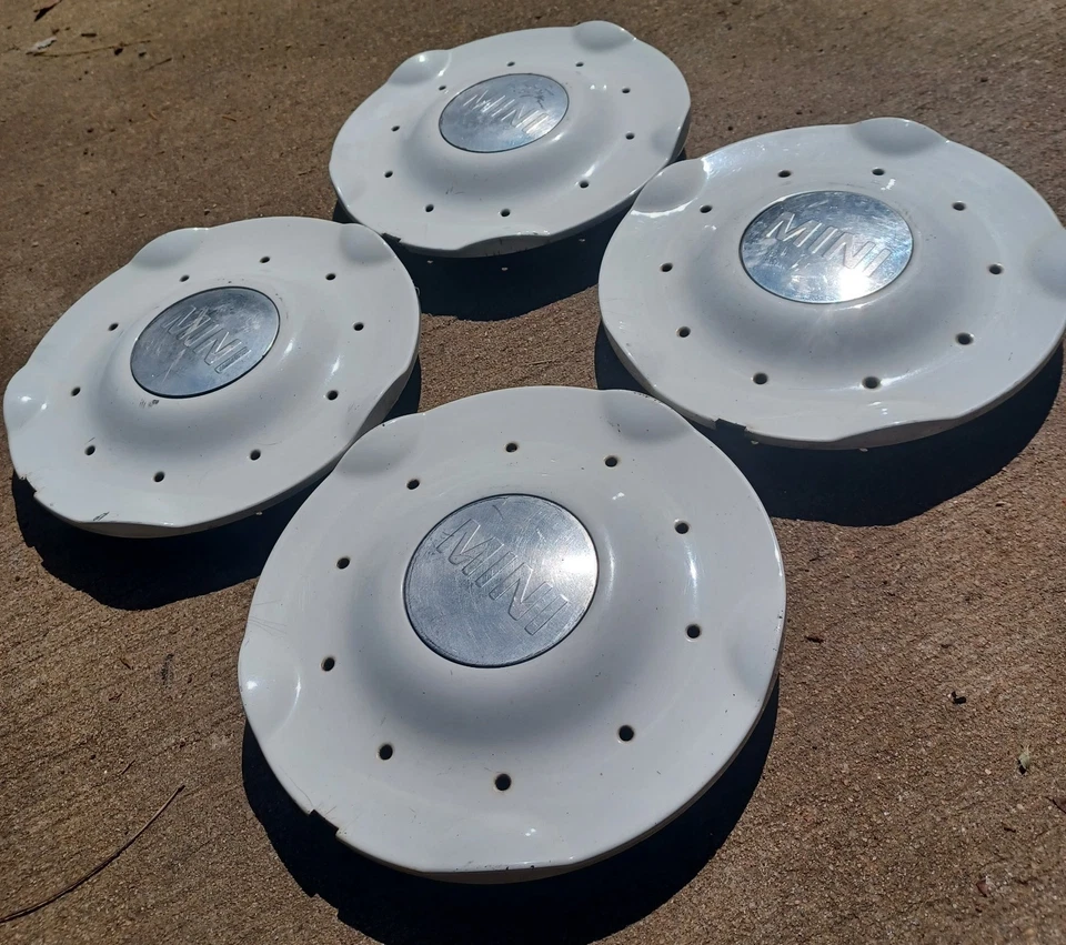Mini Cooper Clubman center cap set of 4, white, 2007-2014 p/n 6771212-01 - Image 2 of 3