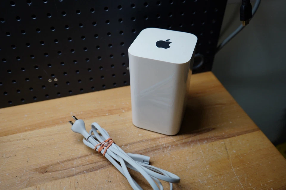 (E) Apple A1470 EMC2635 Airport Extreme 5th Generatin Time Capsule 2TB w Cable - Image 2 of 4