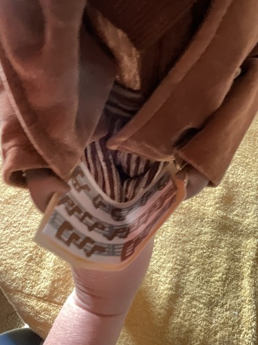Muñeca de porcelana traje marrón y pergamino musical en las manos. 17,5” de alto. Falta 1 zapato - Imagen 3 de 5