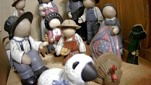 13 pc Ceramic & 1 Wooden Amish Figurines Family Hand-painted Faceless People - Picture 5 of 9