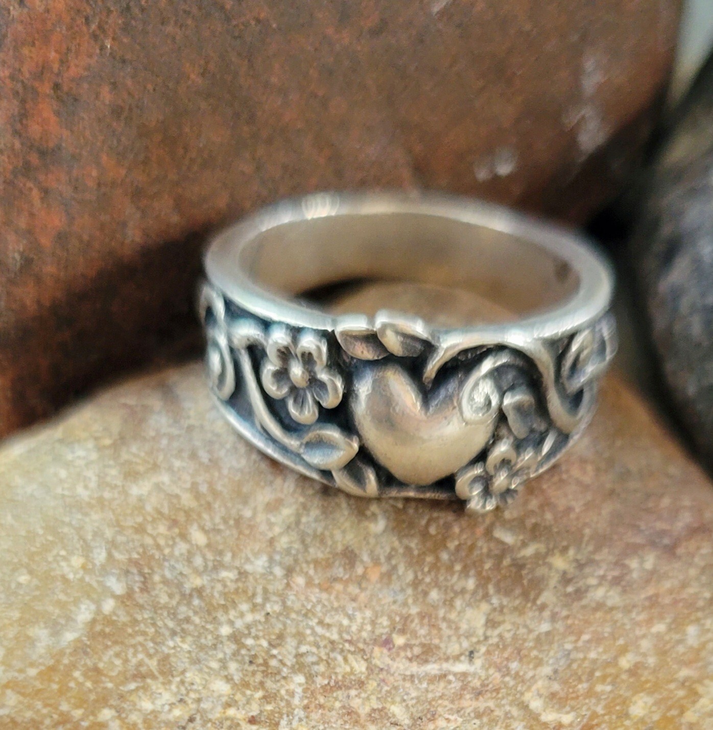 Retired James Avery Solid Heart Flowers Ring Size… - image 2