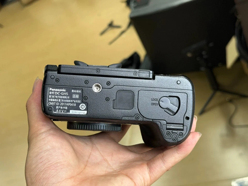 Cámara Panasonic LUMIX DC-GH5 solo el cuerpo idioma inglés Foto 2 de 4