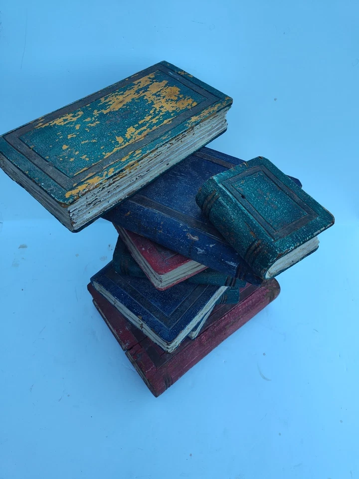 Mesa auxiliar apilada vintage con forma de libro sintético (añade cualquier mesa que desees) Foto 3 de 4