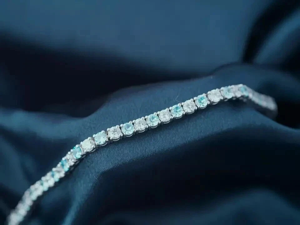 Brazalete de tenis de diamantes y aguamarina creado en laboratorio de 8 quilates enchapado en oro blanco de 14 quilates de 7,5" Foto 3 de 4