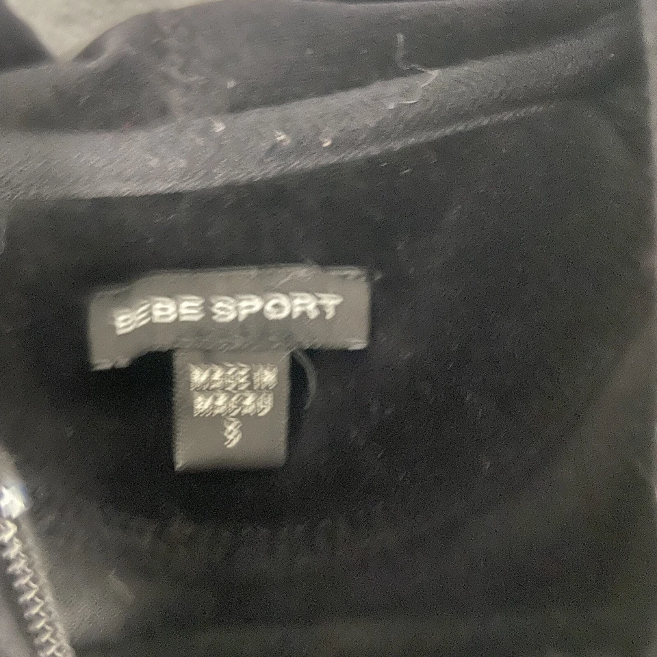 Chaqueta deportiva de terciopelo negra Y2K Bebe de los 90 con capucha recortada tachonada adorno dorado de colección Foto 3 de 4