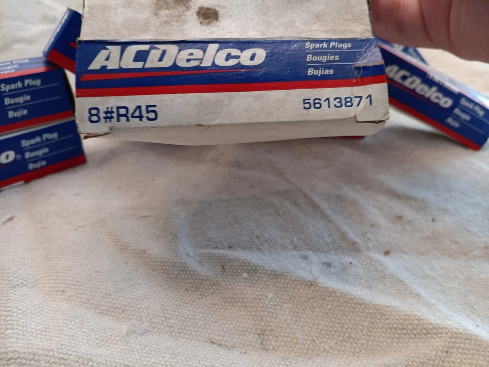 Juego de 8 bujías convencionales ACDelco R45 letras verdes nuevo stock antiguo Foto 3 de 4