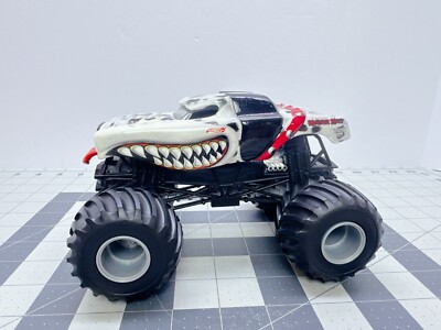 Hot Wheels MONSTER MUTT DALMATION 1:24 Monster Jam Truck Die Cast