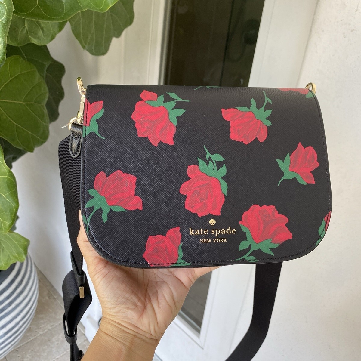 Kate spade *° ショルダーバッグ *°差し色に… Kate Spade Madison Rose Toss Printed Saddle Bag Crossbody Black