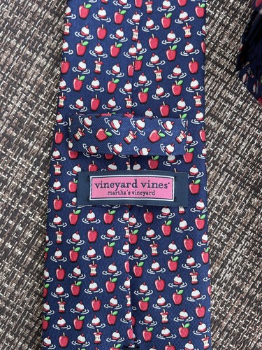 Nuevo con etiquetas Vineyard Vines Bobbing para Manzanas Estampado Azul Marino 100% Seda Corbata Niños - Imagen 3 de 4