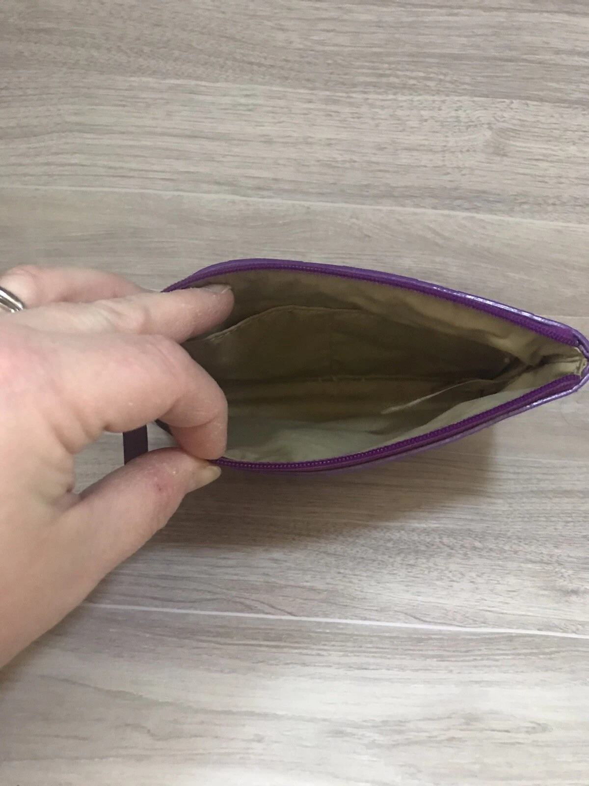 Pochette Kate Spade piccola vernice viola con zip "Camelia Street" New York