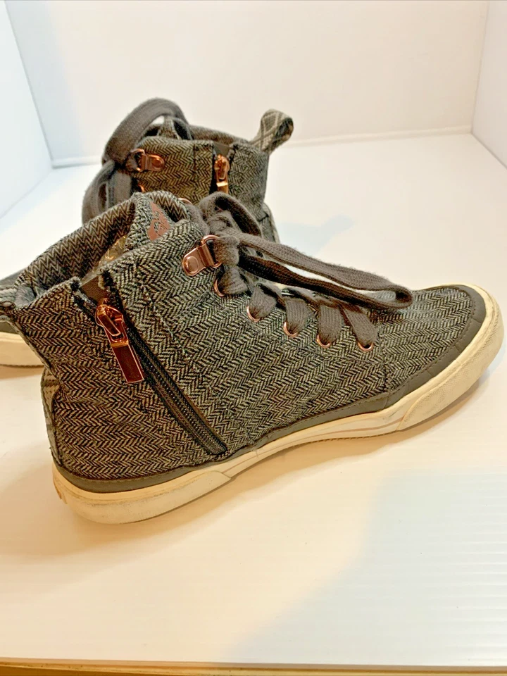 Zapatos altos de piel Roxy Ivan gris cremallera y cordones rosa reflejado Foto 3 de 4