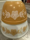 VINTAGE PYREX Butterfly Gold  Mixing Bowl Set Of 2 GOLD & WHITE BOWLS 401 & 402