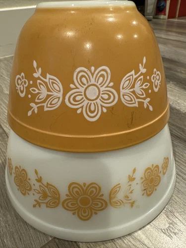 VINTAGE PYREX Butterfly Gold  Mixing Bowl Set Of 2 GOLD & WHITE BOWLS 401 & 402