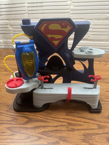 Imaginext DC Super Friends Superman Playset with 9 Figures and Motorocycle - Picture 4 of 9