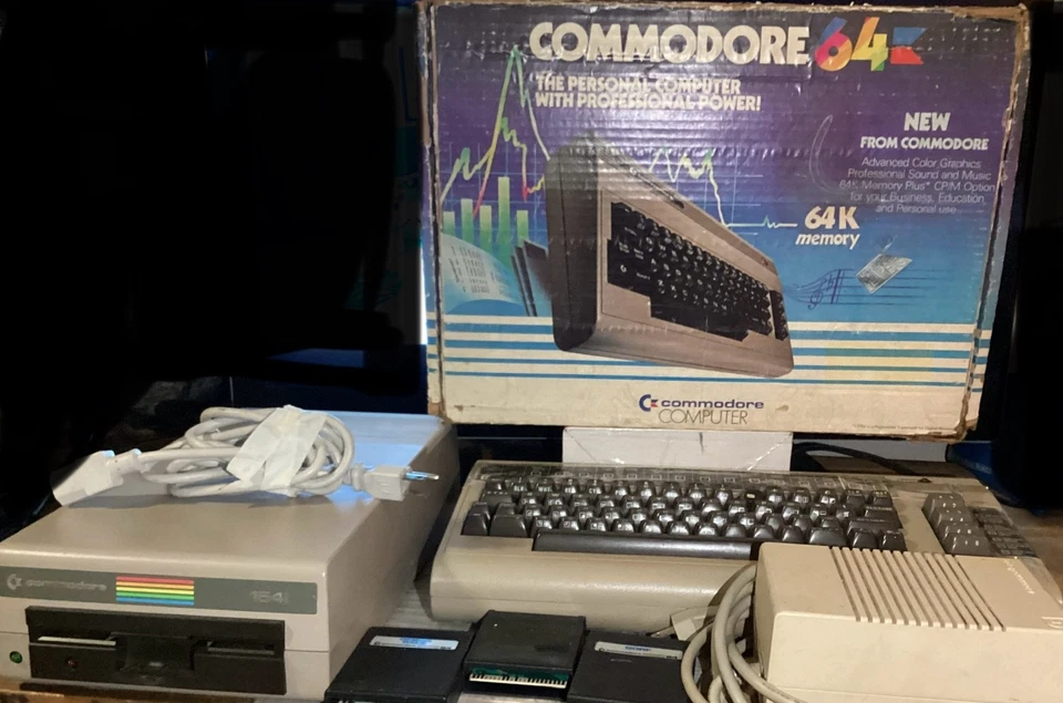 Commodore 64 vintage con caja y unidad de disquete Commodore 1541 para piezas/reparación Foto 2 de 4