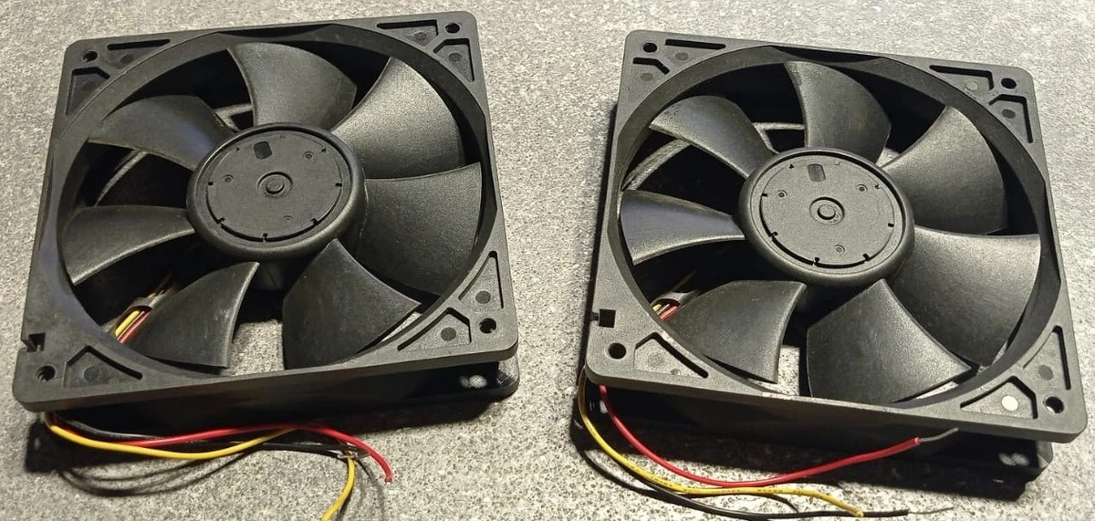 Aerocool Shark Orange Edition 120x120x25 Ventola Raffreddamento 120mm 1500 Giri