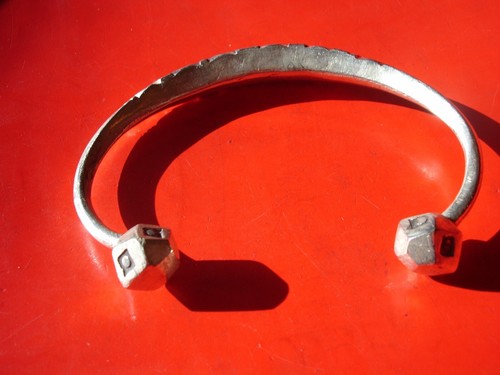 Niger Tuareg hand engraved open shaped chunky bracelet cuff - Picture 6 of 10