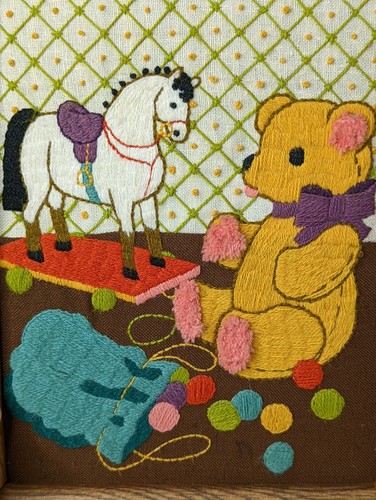 Crewel de oso de peluche bordado colgante de pared caballo mecedor enmarcado habitación infantil de colección - Imagen 7 de 9