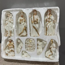 Cedar Creek Collection Porcelain Nativity Set Wood Base 11 Piece White Gold Trim
