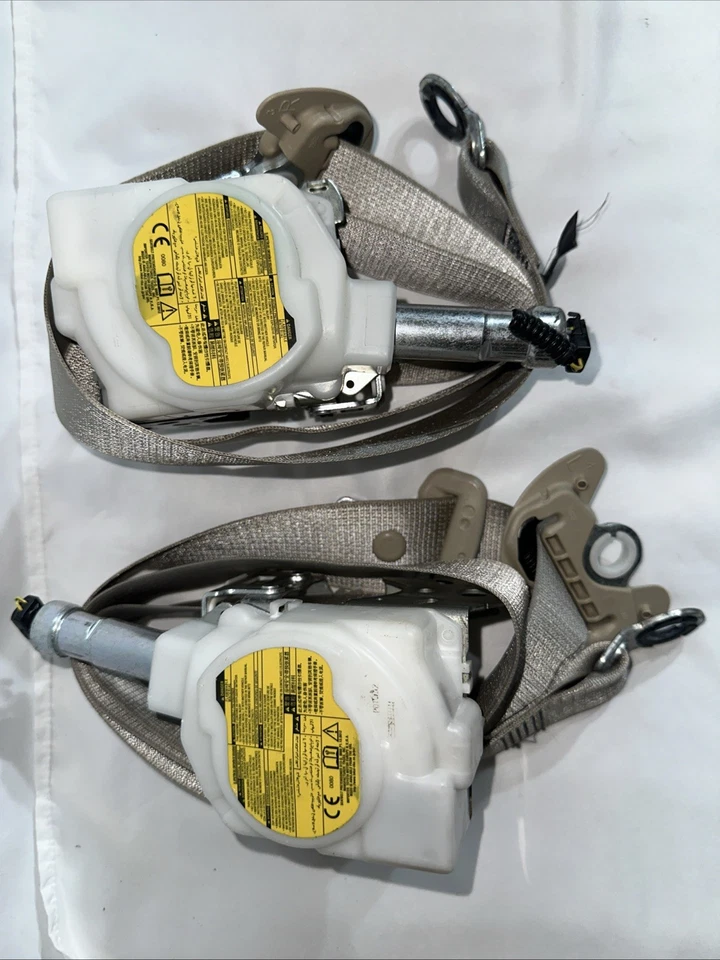 CINTURONES DE SEGURIDAD DELANTEROS IZQUIERDO CONDUCTOR Y PASAJERO DERECHO TOYOTA CAMRY 2018-2023 OEM Foto 3 de 4