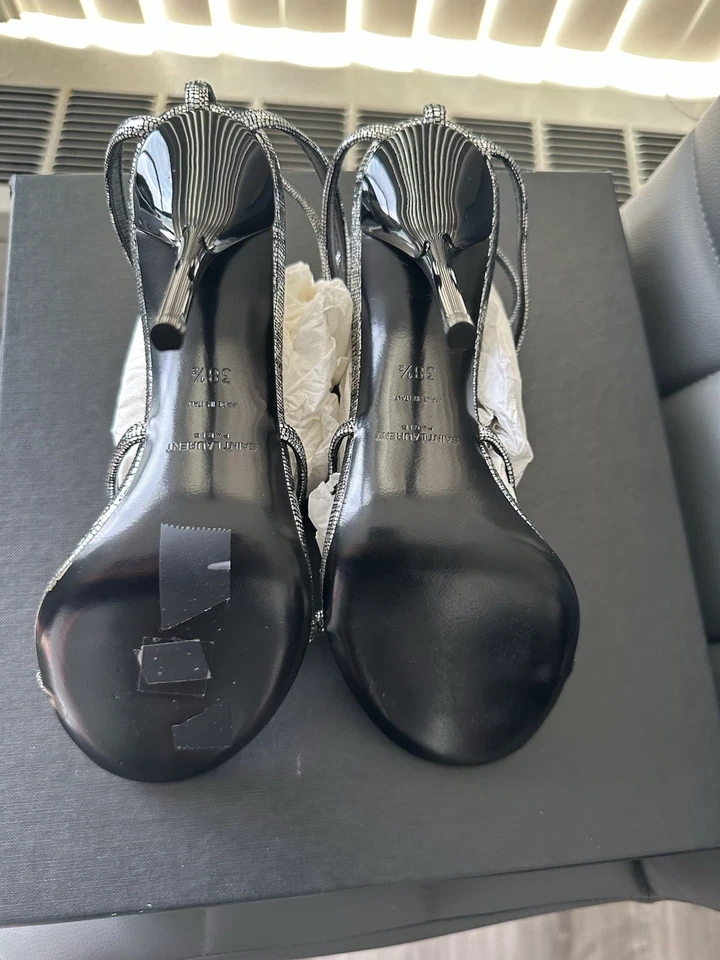 Cartera plegable de cuero negra Saint Laurent Cassandra plateada con logotipo YSL Foto 3 de 4