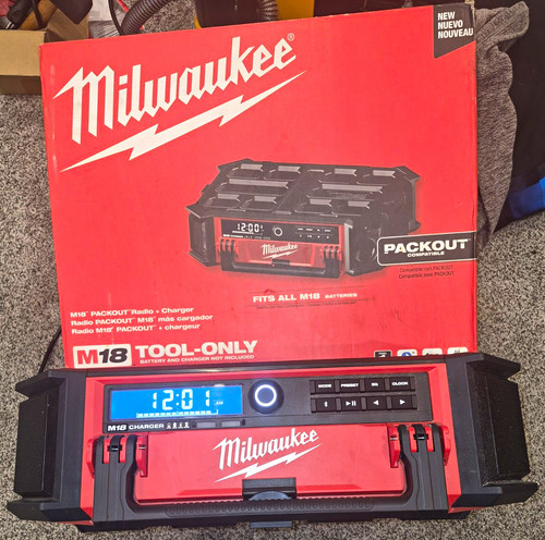 Milwaukee M18 PACKOUT Radio/Charger Combo 2950-20 Tool-Only No Battery
