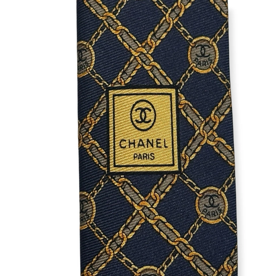 Corbata de Seda CHANEL Azul Marino Oro Cadena Rejilla Logo Patrón Hecho en Italia 9,5 cm Excelente Foto 4 de 4