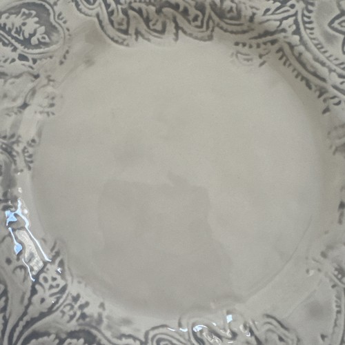 Juego de 4 platos de ensalada Pottery Barn "Scarlett" gris y blanco cachemir usados en excelente estado - Imagen 5 de 9