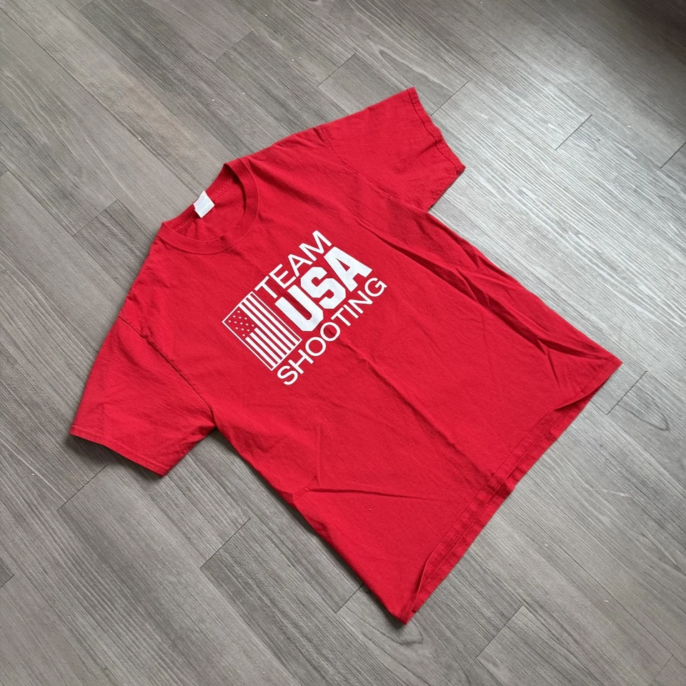 Camiseta deportiva olímpica roja grande del equipo de Estados Unidos para hombre Port & Company Foto 2 de 4