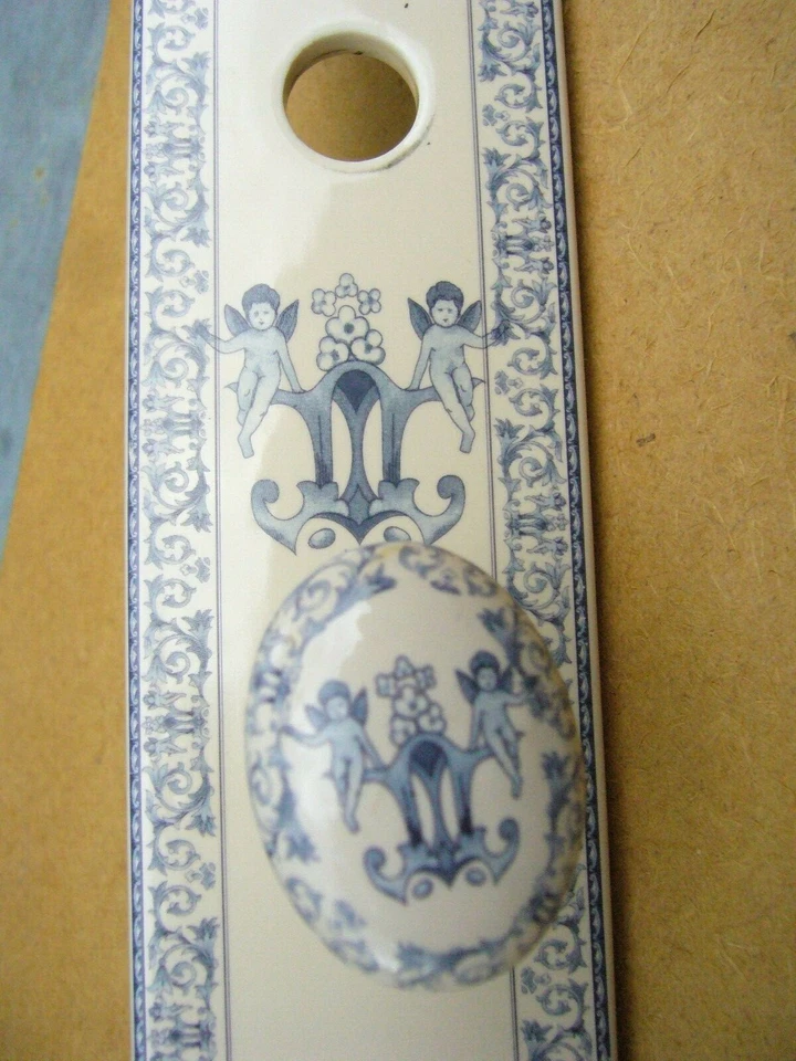 ANCIENNES POIGNEES ET PLAQUES PROPRETE PORCELAINE K  DECORS D'ANGES ET RINCEAUX - Photo 4/4