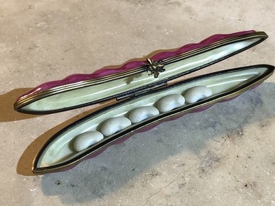 RARE   Vtg Collectible Limoges Peint Main Peas In The Pod  W/PEAS Trinket Box