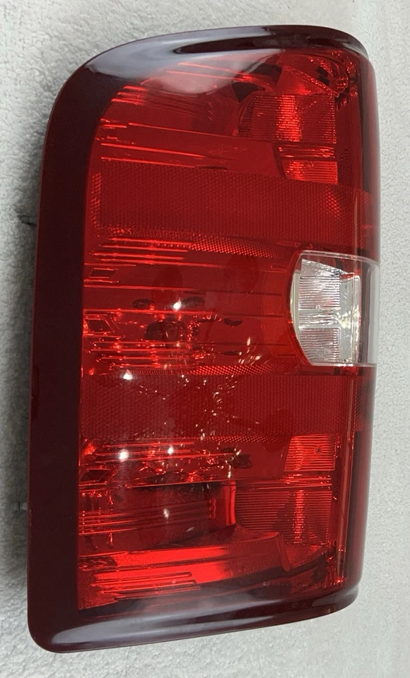 Luz trasera para Chevrolet Silverado 1500 2007-2013 y Silverado 2500 HD LH 07-10. Foto 2 de 4