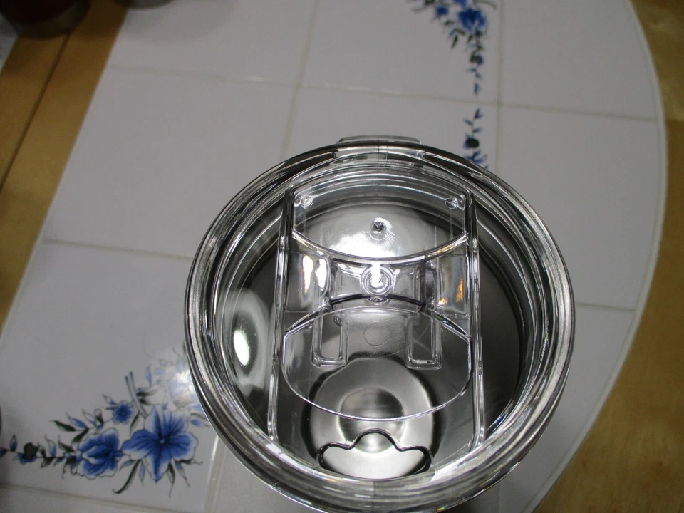 Vaso de bebidas aislado al vacío Washington Commanders cromado 24 oz Foto 2 de 2