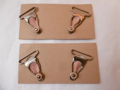 Mercerie milieu XXéme : boutons ou agrafes pour jaretelles - Photo 1/4