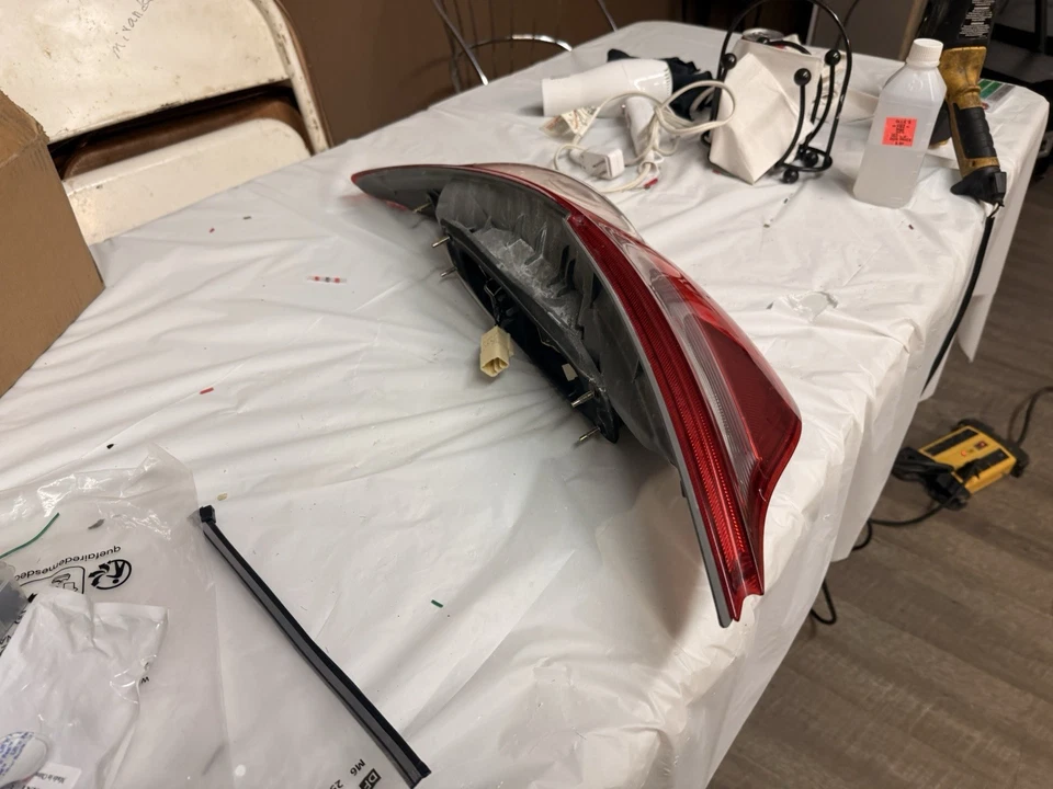 Conjunto de luces traseras laterales derecho para pasajero Toyota Solara 2004-2006 diestro OEM Foto 4 de 4