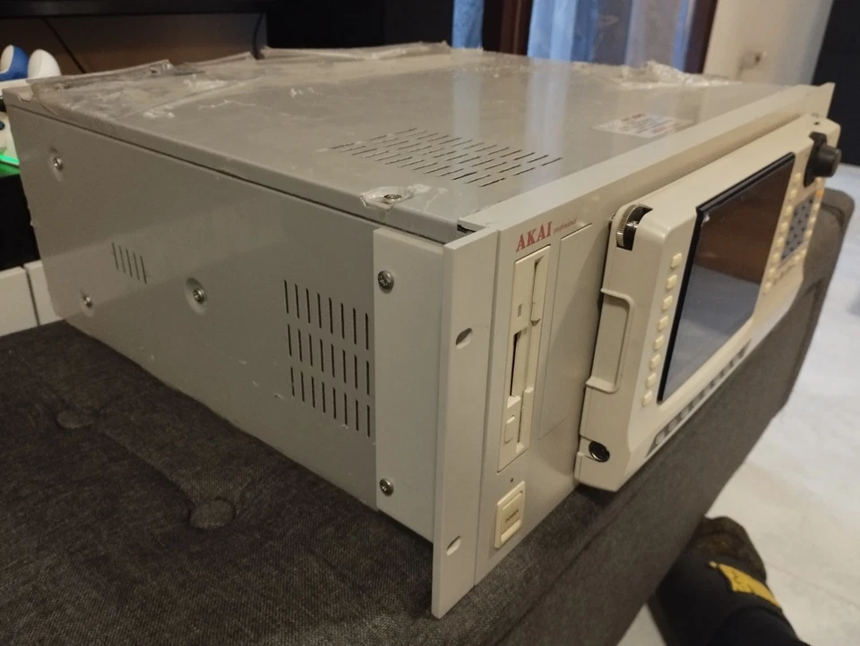 Akai S6000 V2 Sampler Campionatore Espanso - Immagine 2 di 4