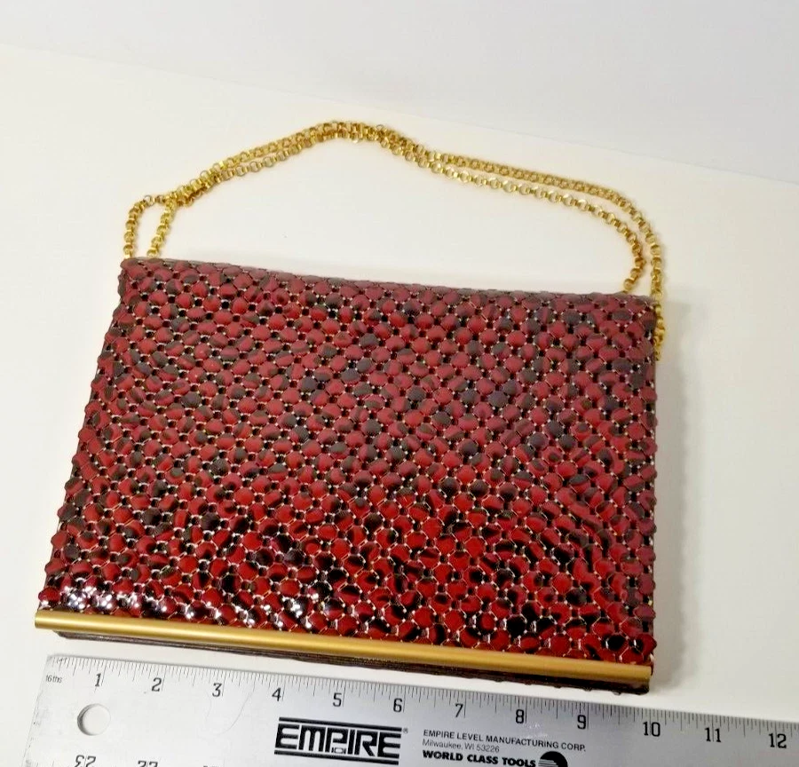 Cartera de malla Whiting & Davis, roja. 10 pulgadas. Foto 3 de 4