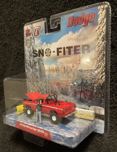 M2 Machines Diorama 1974 Dodge W200 Power Wagon 1/64 SNO-FITER R10 25-03 - Picture 3 of 6