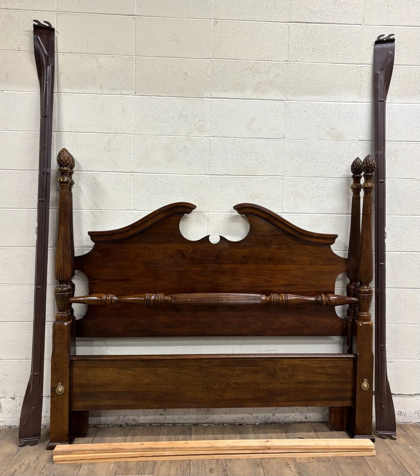 Винтажная кровать-трансформер Kincaid Furniture полуторная или полноразмерная резная с четырьмя плакатами - Изображение 2 из 4