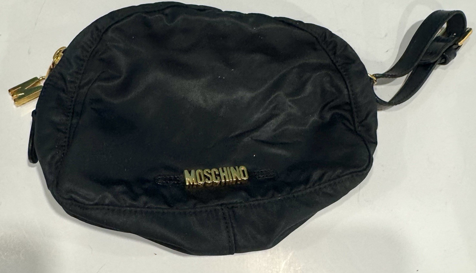Bolso sin asas Moschino Redwall vintage negro nailon cartera letras doradas