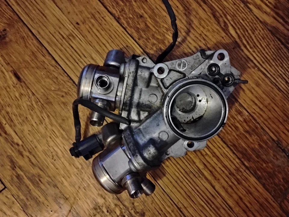 Conjunto de carcasa de bomba de combustible de alta presión Mercedes Benz S550 2012-2020 4,7 L Foto 2 de 4