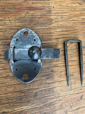 Ancien verrou en fer forgé pour porte, serrure ferrure heurtoir penture - Photo 1/3