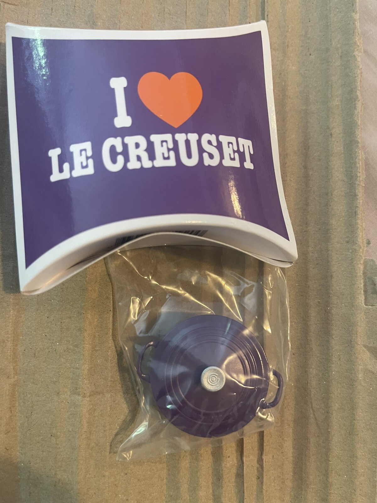 Le Creuset Round Fridge Magnet - Ultra Violet