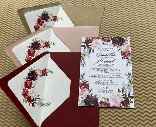 Invitaciones de boda de lujo borgoña púrpura rubor rosa rosas tarjetas follaje corona - Imagen 9 de 15
