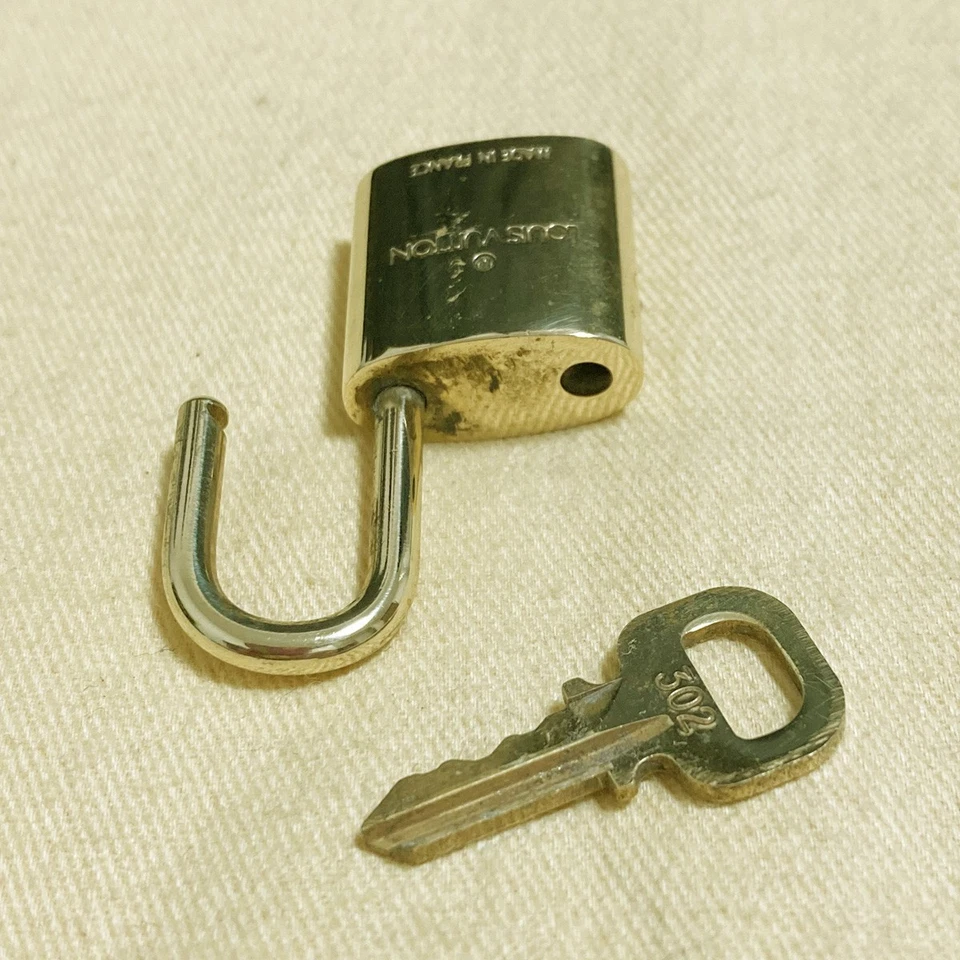 LOUIS VUITTON LV 10 КОМПЛЕКТ ЗАМОК КЛЮЧ ПОДВЕСКА CADENA ПОЗОЛОЧЕННЫЙ ФРАНЦИИ 31PDA301 - Изображение 4 из 4