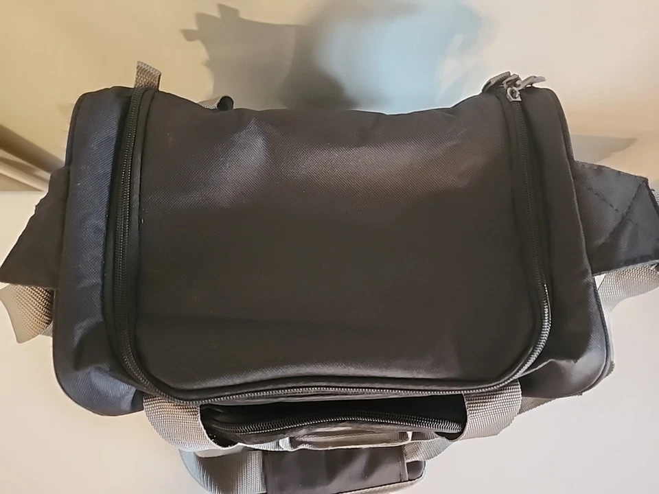 Fiambrera negra refrigeradora de 12 latas Toyota Way Everyday acolchada correa para el hombro aislada Foto 2 de 4